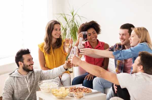 Amigos que têm festa e bebidas clinking em casa — Fotografia de Stock