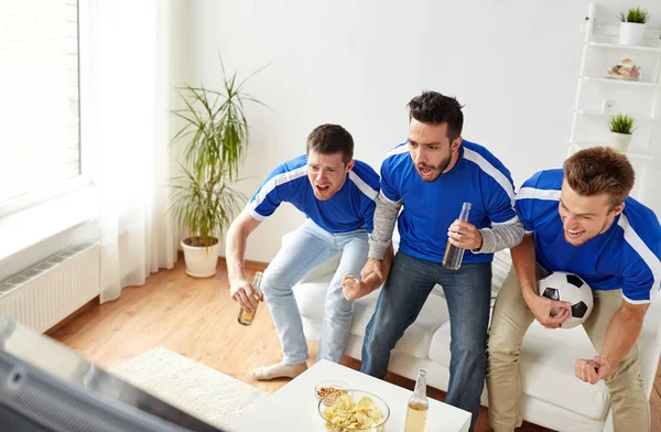 Vänner eller fotbollsfans titta på fotboll hemma — Stockfoto