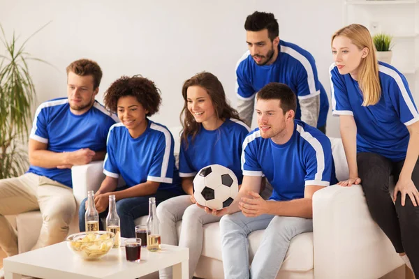 Arkadaşlar veya evde futbol izlerken futbol taraftarları — Stok fotoğraf