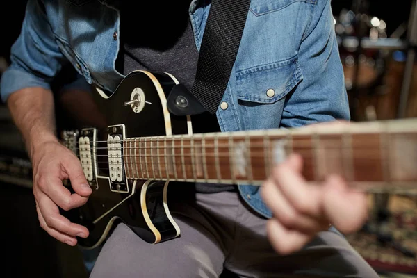 Mężczyzna gra na gitarze w studio prób — Zdjęcie stockowe