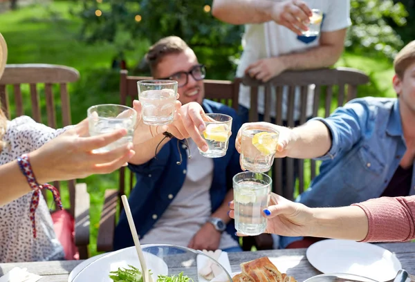 Щасливі друзі з напоями на літній вечірці в саду — стокове фото
