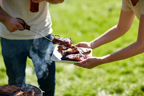 Homem cozinhar carne no churrasco festa de verão — Fotografia de Stock