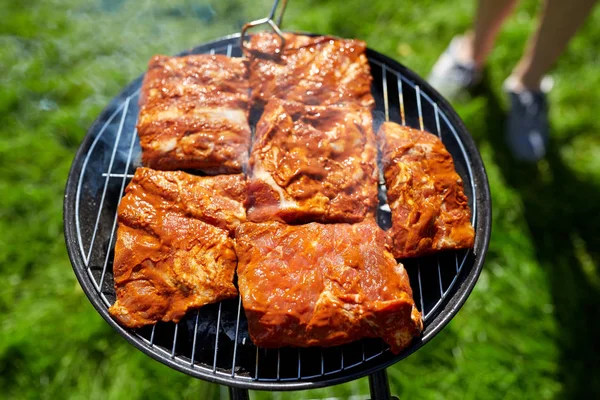 Cocina de carne en la parrilla barbacoa en la fiesta de verano —  Fotos de Stock