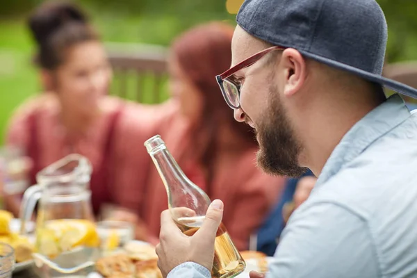 Homem feliz com amigos de cerveja na festa do jardim de verão — Fotografia de Stock