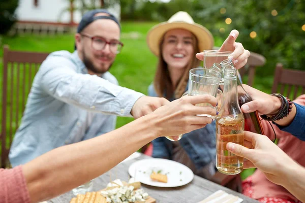 Gelukkige vrienden met dranken op zomer tuinfeest — Stockfoto