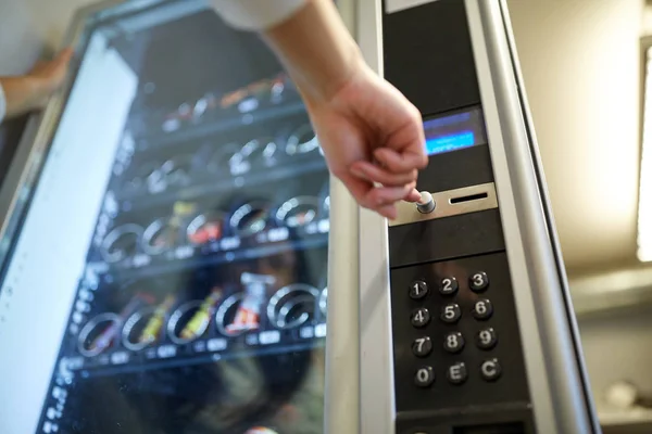 Рука натискає кнопку на торговому автоматі — стокове фото