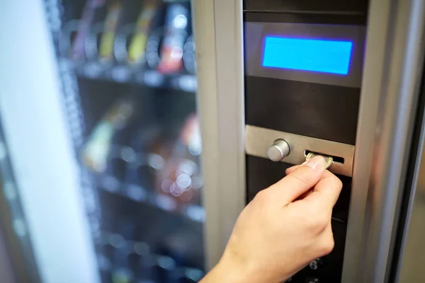 Hand euromunt naar vending machine sleuf invoegen — Stockfoto