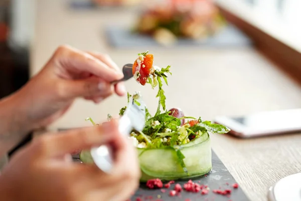 Donna che mangia insalata di fiocchi di latte al ristorante — Foto Stock