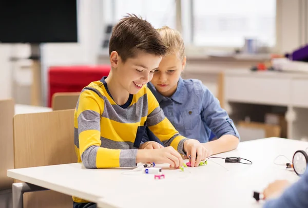 Enfants heureux construisant des robots à l'école de robotique — Photo