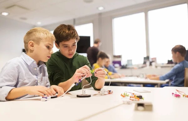 Szczęśliwy dzieci budowa robotów w szkole robotyki — Zdjęcie stockowe