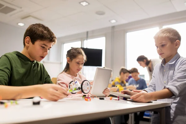 タブレット pc プログラミング ロボット学校での子どもたち — ストック写真