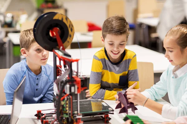 Счастливые дети с 3D принтером в школе робототехники — стоковое фото
