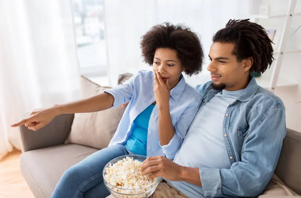 Pár s popcorn sledování televize u vás doma — Stock fotografie