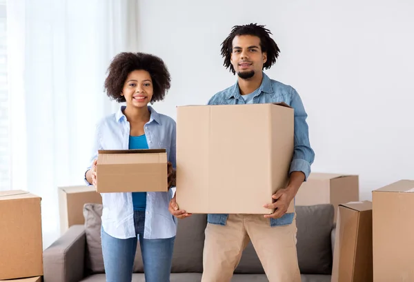 Casal feliz com caixas se movendo para nova casa — Fotografia de Stock