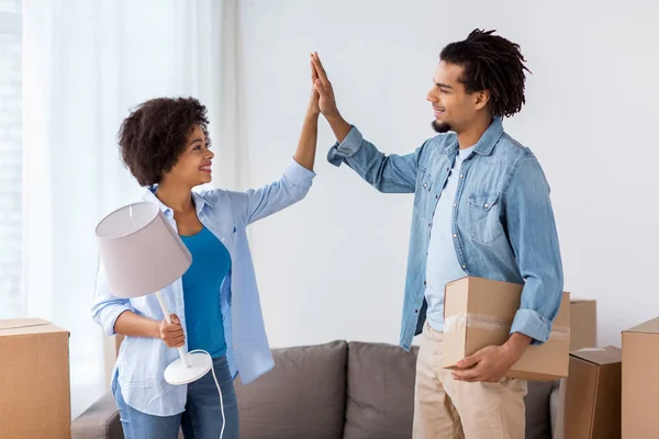 Happy couple with stuff moving to new home — Stock Photo, Image