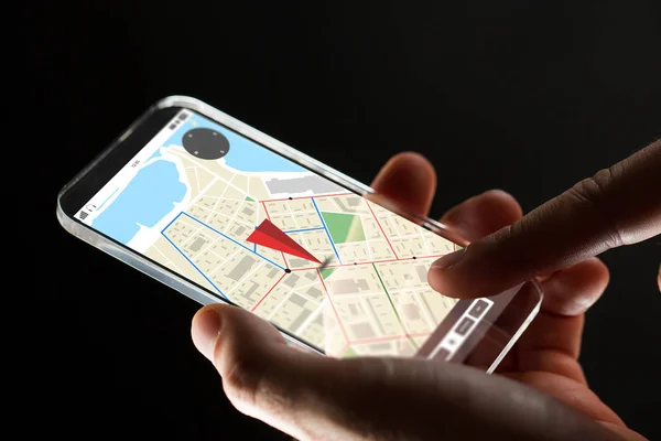 Primer plano de la mano con mapa gps en el teléfono inteligente Imagen De Stock