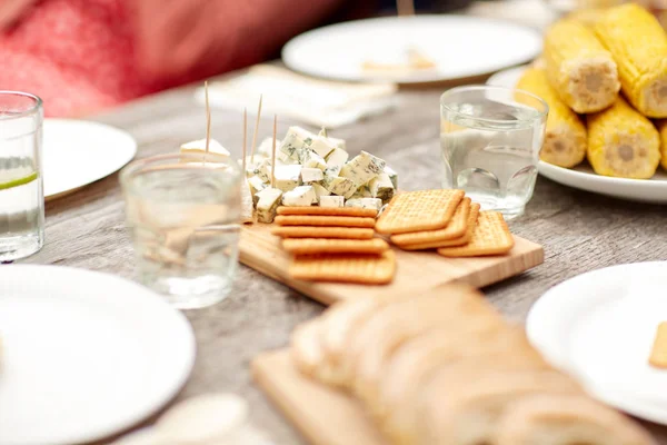 Mesa con comida para la cena en la fiesta del jardín de verano Imágenes De Stock Sin Royalties Gratis