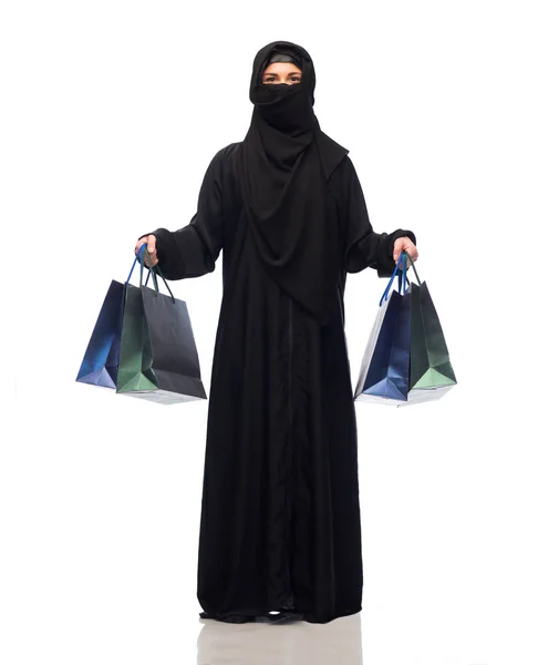Mulher muçulmana em hijab com sacos de compras — Fotografia de Stock