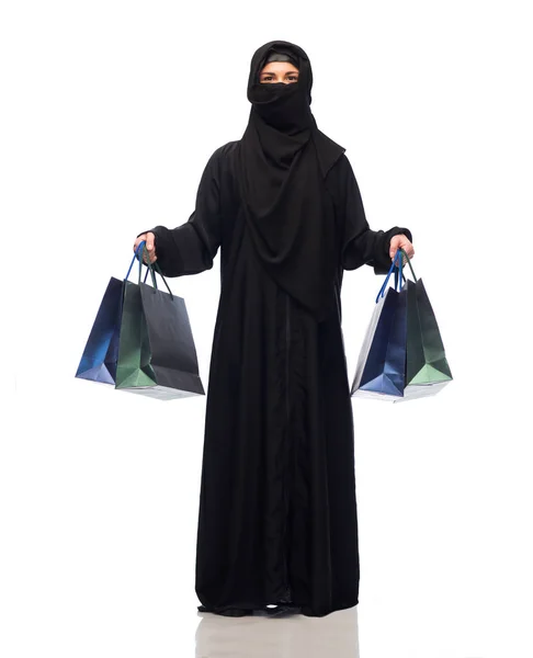 Muslim woman in hijab with shopping bags — Stock Photo, Image