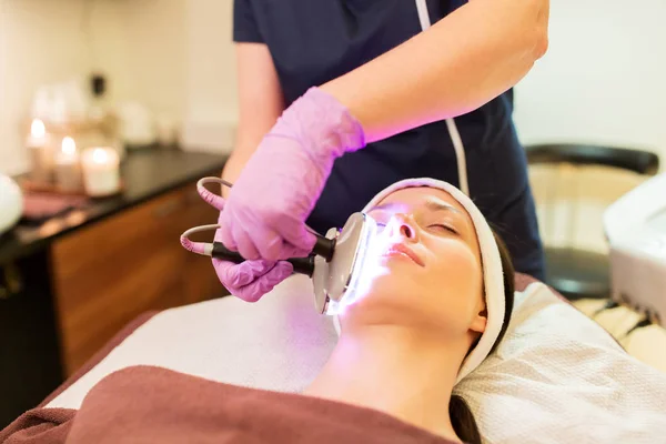 Young woman having face microdermabrasion at spa — Stock Photo, Image