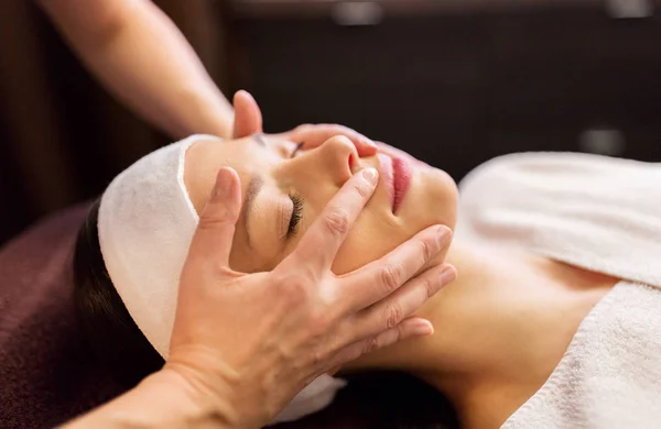 Vrouw het hebben van gezicht en hoofd massage in spa — Stockfoto