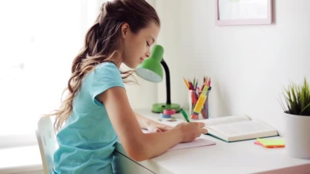 Счастливая девочка с домашним записным книжкой — стоковое видео