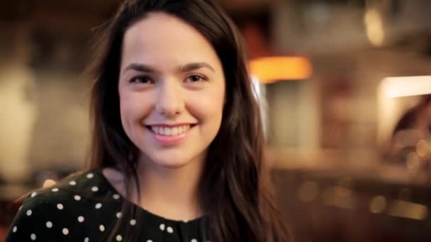 Обличчя щасливої усміхненої молодої жінки — стокове відео