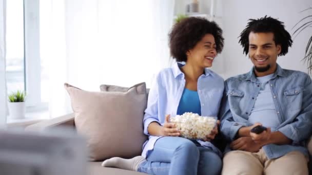 Lächelndes Paar mit Popcorn vor dem heimischen Fernseher — Stockvideo