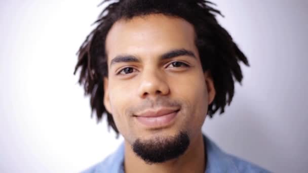 Gesicht des glücklich lächelnden Afroamerikaners — Stockvideo