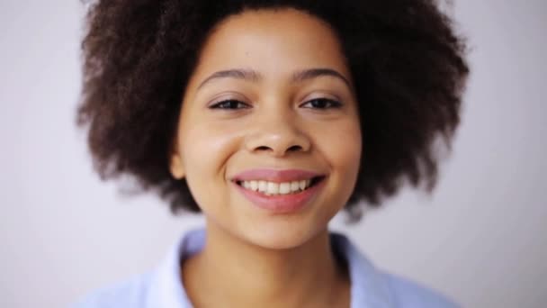 Felice sorridente afro americano giovane donna faccia — Video Stock