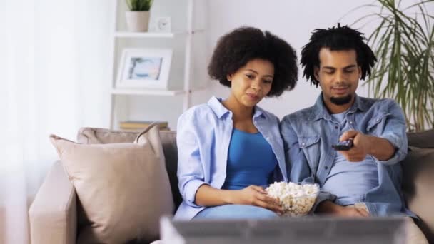 Sorrindo casal com pipocas assistindo tv em casa — Vídeo de Stock