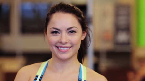 체육관에서 행복 한 미소 젊은 여자 — 비디오