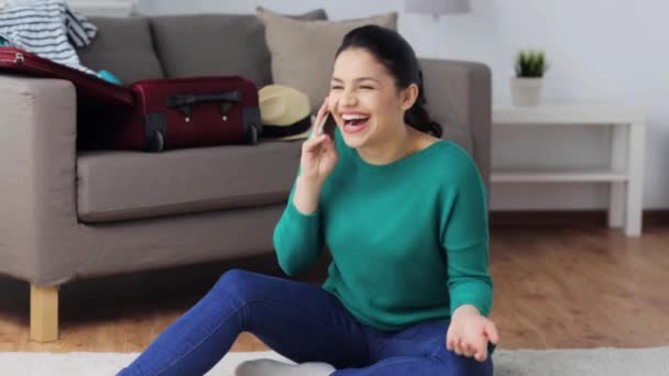 Mulher feliz com saco de viagem chamando no smartphone — Vídeo de Stock