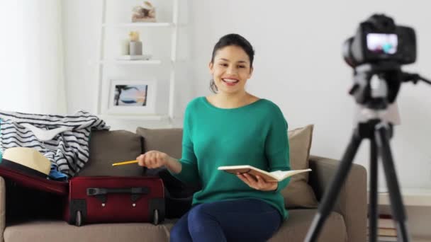 Mujer con bolsa de viaje grabación de vídeo en casa — Vídeo de stock