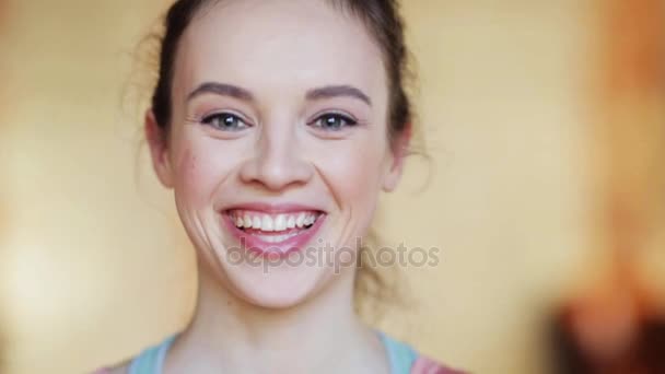 Πρόσωπο του χαρούμενος και χαμογελαστός νεαρή γυναίκα — Αρχείο Βίντεο