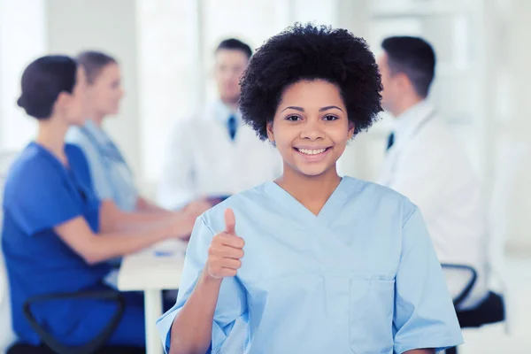 Medico felice sopra gruppo di medici in ospedale — Foto Stock