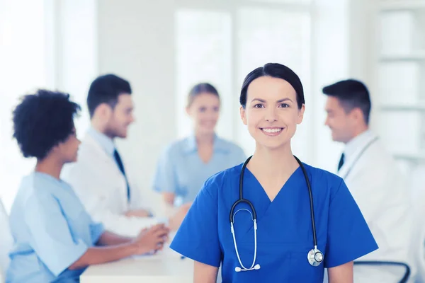 Medico felice sopra gruppo di medici in ospedale — Foto Stock