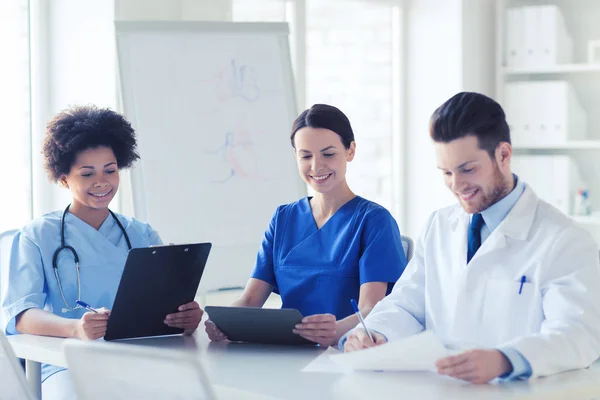 Group of happy doctors meeting at hospital office — Stock Photo, Image