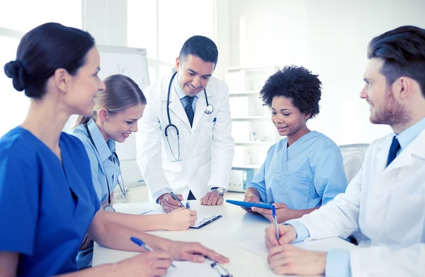 Gruppe glücklicher Ärzte trifft sich im Krankenhaus — Stockfoto