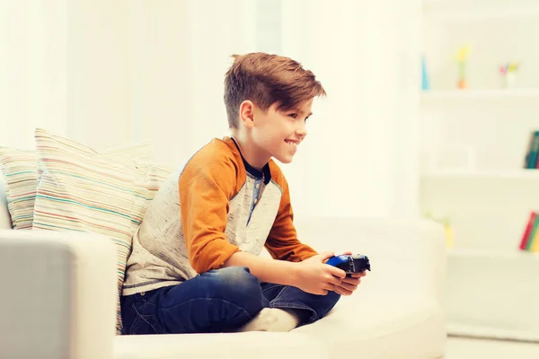 Menino feliz com joystick jogar videogame em casa — Fotografia de Stock