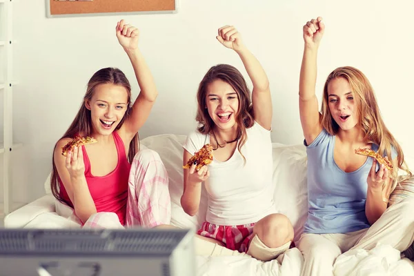 Amigos felizes ou meninas adolescentes comendo pizza em casa — Fotografia de Stock