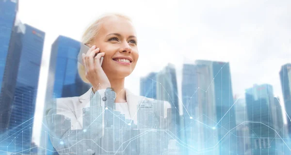 Feliz mujer de negocios llamando en el teléfono inteligente en la ciudad —  Fotos de Stock