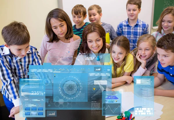Группа детей с преподавателем и компьютером в школе — стоковое фото