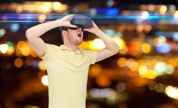 Hombre feliz en auriculares de realidad virtual o gafas 3d —  Fotos de Stock