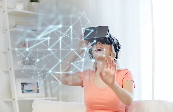 Γυναίκα σε ακουστικά εικονικής πραγματικότητας ή 3D γυαλιά — Φωτογραφία Αρχείου