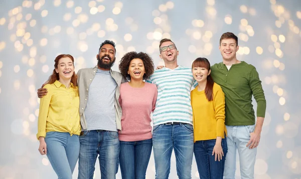 Grupo internacional de personas sonrientes felices — Foto de Stock