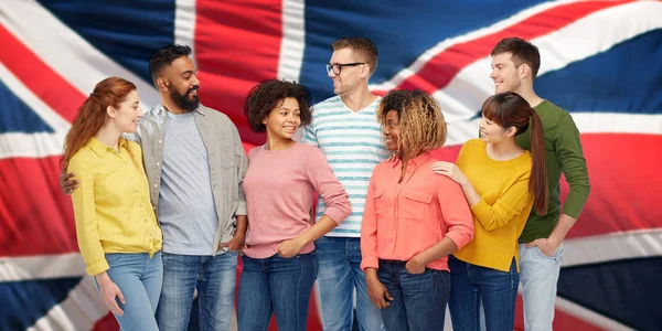 Internationale Gruppe von Menschen über britischer Flagge — Stockfoto