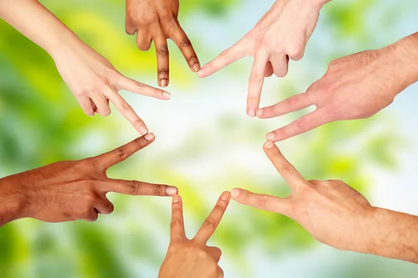 Group of international people showing peace sign — Stock Photo, Image