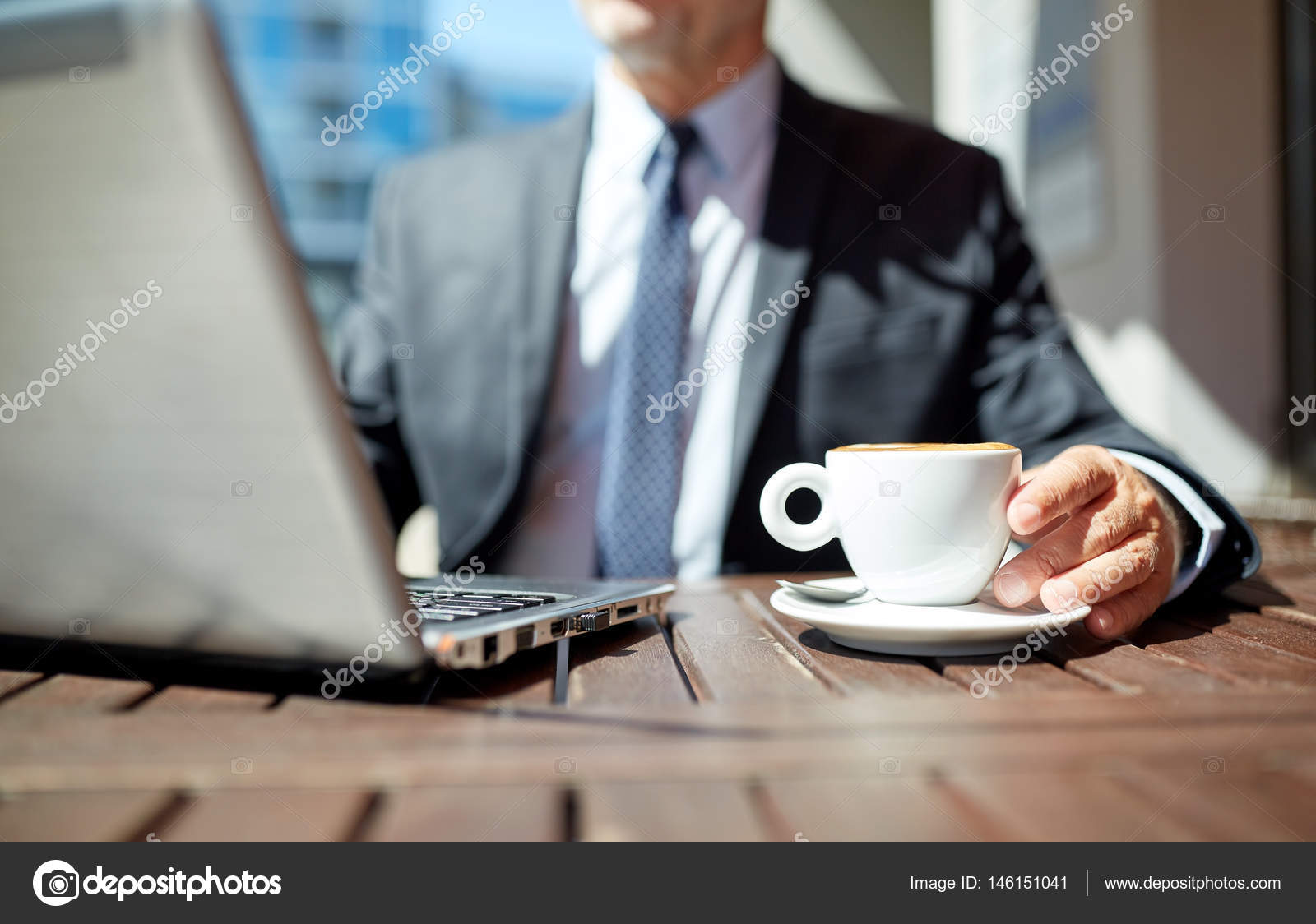 кофейня бариста. кофе в кофейне. бизнесмен с кофе. кофейня. кофейня mr cup тула.