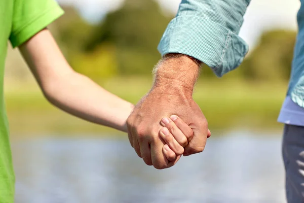 Senior Mann und Kind halten Händchen — Stockfoto